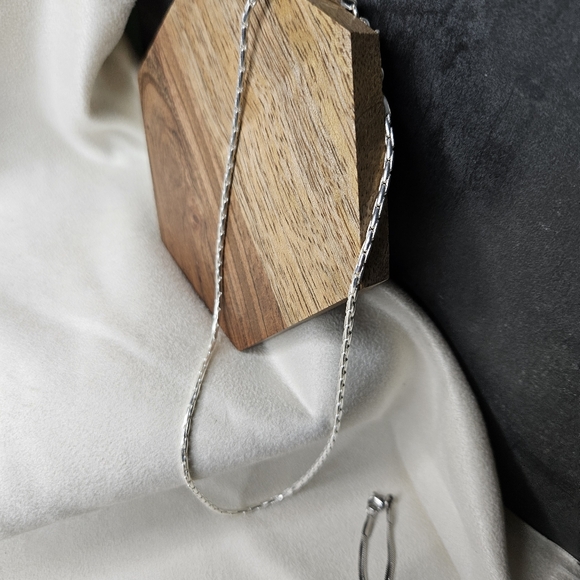 Beautiful Sterling Silver Razor Chain - Picture 8 of 11